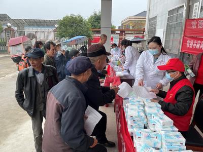 市皮防所黨員志愿者 健康義診進鄉村，麻風防治人人知，營養健康咨詢暖人心